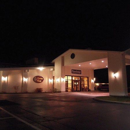 Travelodge Inn & Suites Latham Exterior photo
