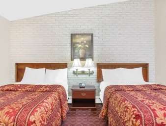 Travelodge Inn & Suites Latham Room photo